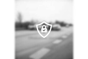 Ratzeburger Straße / B 208: Verkehrsunfall mit zwei Pkws: davor und dazwischen Polizisten und Männer: dahinter Polizeifahrzeug und weitere Pkws: hinten Knick