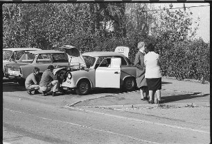 Autoreparatur. Zwei Männer reparieren einen PKW Trabant
