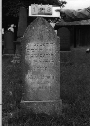 Grabstein 123 (Index: 100107361) Material: Kunststein Maße HxBxT: 116x53x15 cm Beschreibung: Stele mit eingezogenem Spitzbogenabschluß, Sockel: Grabstein 123