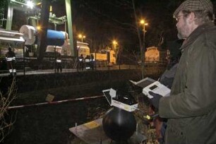 Der neunte Castor-Transport mit abgebrannten Brennstäben / Brennelementen erreichte den Verlade-Bahnhof in Dannenberg / Wendland, 21.11.05 Hier wird ein Castor vom Verladekran auf einen Tieflader umgeladen. Greenpeace-Physik-Experten messen dabei die Neutronen-Strahlung