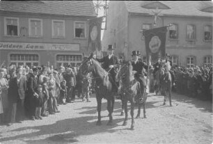 Osterreiter in Wittichenau. Osterritt in der Stadt. : Křižerjo w Kulowje. Procesion přez město.
