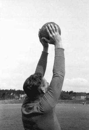 Avus-Sportplatz; Handhaltung beim Fang; groß