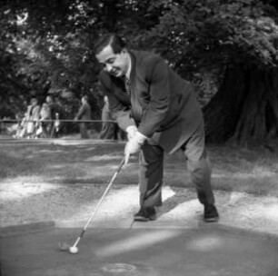 Bad Nauheim. Nördlicher Park. Minigolfanlage. Mann beim Golfspiel