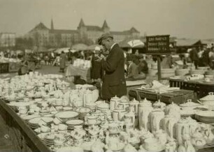 Dresden. Jahrmarkt auf dem Alaunplatz : Dresden. Jahrmarkt auf dem Alaunplatz. Verkaufsstand mit Porzellangeschirr