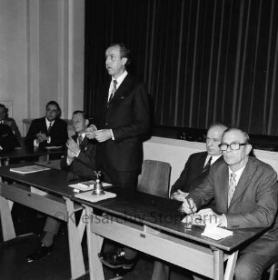 Bürgermeister: Wahl von Günter Kock: Rathaus: Sitzungssaal: Präsidium und Wahlkommission mit Bürgervorsteher Alfred Schulz, seinem Stellvertreter Erich Schotte, Bürgermeister Hermann Körner und Büroleiter Tiedjens