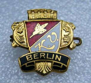 Vereinsabzeichen Kurzschrift-Verein Stolze-Schrey Berlin (mit Broschennadel) : Sammlung Beinhorn. Vereinsabzeichen Kurzschrift-Verein Stolze-Schrey Berlin (mit Broschennadel). Email, Metall, vergoldet; Maße 20 x 17 mm (um 1919). Dresden: SLUB R c 0279