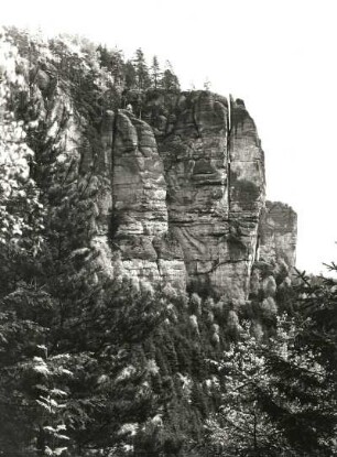 Sächsische Schweiz. Schmilkaer Felsgebiet. Rauschenspitze gegen Rauschenstein (z.T. verdeckt). Blick von der Breiten Kluft nach Südost