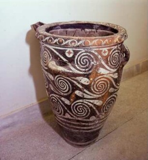 Iraklion. Archäologisches Museum. Große Henkelvase mit Spiralbändern, 68cm
