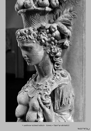Sockel mit Statuennischen, Fruchtbarkeitsgöttinnen, Masken und Widderköpfen - Perseus, Detail: Sockel
