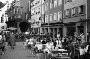 Freiburg: Münsterplatz; Tische und Gäste auf dem Münsterplatz