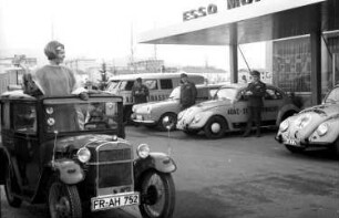 Freiburg: Essohotel; "Engel" im Dixi-Oldtimer beschert Straßenwachtmänner