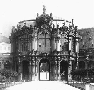 Dresden, Zwinger, Glockenspielpavillon, Stadtpavillon; 1709-1728: Matthäus Daniel Pöppelmann; Balthasar Permoser; 1847-1854: Gemäldegalerie von Gottfried Semper; Pöppelmann, Matthäus Daniel; Permoser, Balthasar