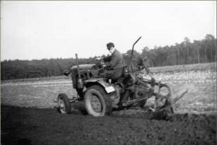 Pflügen mit dem Traktor