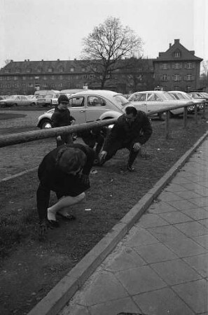 Ungünstige Umzäunung von Parkplätzen.