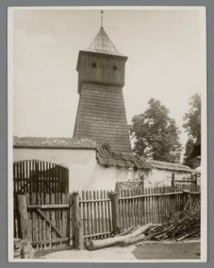 Ostroppa oder Stroppendorf. Schlesien. Schrotholzkirche St. Georg. Hier der angebaute Glockenturm aus dem Jahre 1719