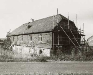 Markneukirchen, Wohnstallhaus : Markneukirchen-Wohlhausen (Vogtlandkreis), Wohnstallhaus (1830;1861) mit Oberlaube eines ehemaligen Vierseithofes, Ringweg 7 (Straßenansicht)