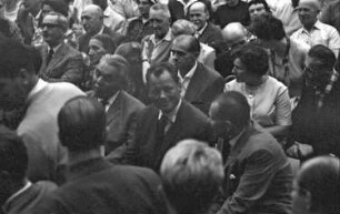 Freiburg: Stadthalle; Willy Brandt zwischen den Stuhlreihen; sitzend