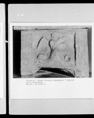 Relief einer Ascheurne