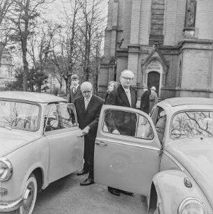 Hochzeit : Bautzen. Hochzeitsgesellschaft vor dem Portal der Maria-Martha-Kirche, August-Bebel-Platz
