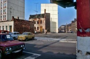 Leipzig, März 1992. Trabant, Lada, marodes alleinstehendes Haus