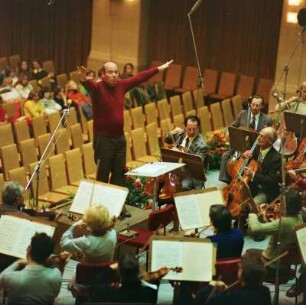 Wolf-Dieter Hauschild : Wolf-Dieter Hausschild beim Dirigieren mit Orchester, vermutlich aufgenommen in Leipzig