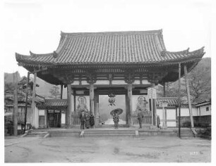 Weltreisen. Ōtsu. Tourist und Einheimische vor dem Eingangstor zum Ishiyama-Tempel