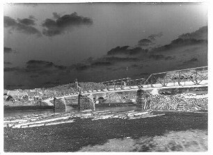Staustufe Himmelstadt. Baumaßnahmen mit Blick auf die Mainbrücke von Himmelstadt.