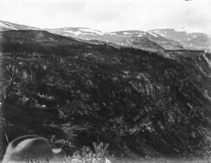 Landschaft : Schweden, Lappland. Blick über bewaldete Hänge in Richtung der Berge.
