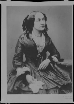 Dame mit Taschentuch in der Hand : Aufn. um 1860