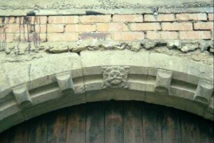 Detail voriges Bild: steinerne Rosette im Bogen des Hoftors