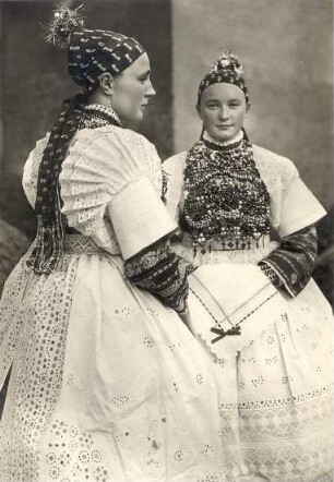 Brautjungfern aus Bluno : Kleidung - Hoyerswerdaer Tracht. Ort: Bluń / Bluno. Zwei Brautjungfern (družka). Postkarte