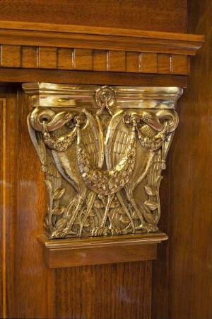 Wandvertäfelung — Kapitell mit Reihern und Festons