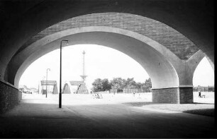 Berlin: Rund um den Funkturm; Halenseestraße vor der Eröffnung (durch Bogen)
