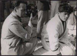 Ein Kameramann filmt den Turmspringer Tomio Koyanagi aus dem japanischen Kaiserreich 1936 in Berlin