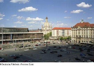 Haus Altmarkt : Blick aus dem 4. Obergeschoß des Wohn- und Geschäftshauses, Seestraße 2, über Altmarkt und Wilsdruffer Straße gegen Kulturpalast, Frauenkirche und Haus Altmarkt