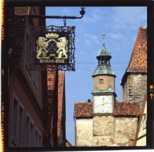 Altstadt mit Torturm und Bäckereischild