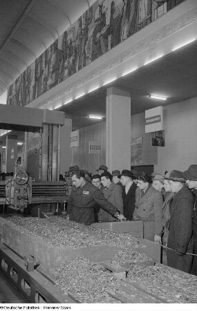 Besucher vor einem Messestand mit einer Maschine der Firma Strojexport auf der Ausstellungsfläche der Tschechoslowakei