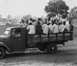 Lastkraftwagen : Ein Lastkraftwagen wird zur Personenbeförderung genutzt.