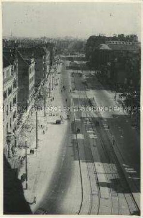 Blick von der Gedächtniskirche auf die Tauentzienstraße und den Wittenbergplatz