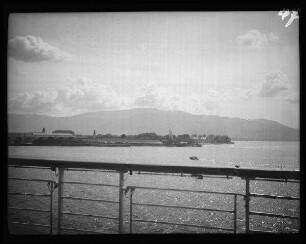 Penang (Malaysia): Hafengebäude, im Hintergrund Bergland (Blick vom Schiffsdeck)