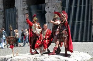Rom - Gladiatoren posieren für Touristen in der Innenstadt : Verkleidete Gladiatoren posieren für Touristen in der Innenstadt von Rom, aufgenommen im April 2004