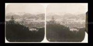 Blick auf Gebirgslandschaft während der Zugfahrt von Innsbruck nach Scharnitz