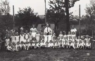 Festwiese. Nr. 12: Gemischte Kindergruppe vor Schießscheibe