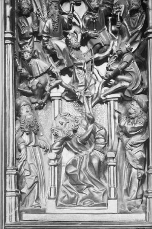 Schnitzaltar mit Schutzmantelmadonna