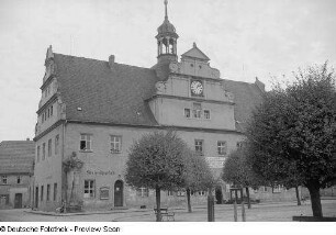 Blick auf das Rathaus mit dem Roland