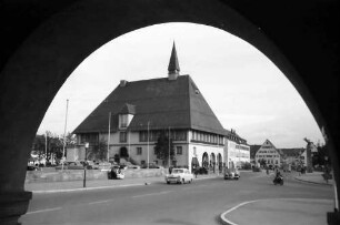 Freudenstadt: Blick durch Arkaden auf Verkehrsamt
