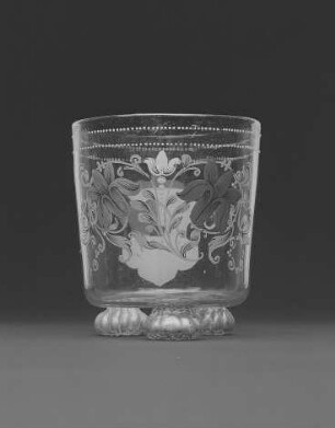 Becher mit Ansicht mit Blatt-Blütenranke aus Schloß Moritzburg