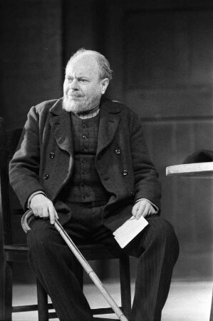 Szenenbilder aus "Die Spieldose" von Georg Kaiser (Regie: Horst Schönemann, Ausstattung: Dieter Berge). Maxim-Gorki-Theater Berlin, 02.06.1961 (Premiere am 06.06.1961) : Mit Albert Hetterle (Pierre Chaudraz), Ruth-Maria Kemper (Noelle), Uwe-Detlev Jessen (Paul Chaudraz) und Heinz Scholz (Parmelin)