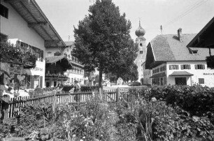 Grassau: Marktplatz mit Blumen und Kirche