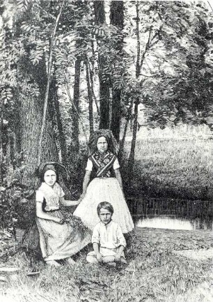 Zwei Mädchen in Tracht und Junge im Spreewald : Kleidung - niedersorbische Tracht. Ort: Błóta / Spreewald. Zwei Mädchen in Tracht und Junge im Spreewald